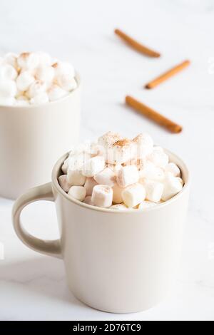Tazza di cacao caldo con marshmallows su sfondo chiaro. Foto Stock