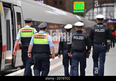 Lipsia, Germania. 21 Ott 2020. I funzionari della polizia federale e i dipendenti della DB Sicherheit camminano lungo IL GHIACCIO 602 da Monaco ad Amburgo dopo aver verificato che le norme igieniche sono state rispettate, in particolare se si indossano copricapo. Secondo la Deutsche Bahn, le misure di prevenzione e di controllo vengono regolarmente attuate in treni e stazioni in tutta la Germania con il sostegno della polizia federale. Credit: Martin Schutt/dpa-Zentralbild/dpa/Alamy Live News Foto Stock