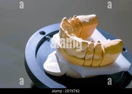 Scanner dentale 3D automatico per la scansione e la misurazione di modelli di gesso dentale con piattaforma rotante - vista ravvicinata. Stomatologia, medicina, restauro Foto Stock