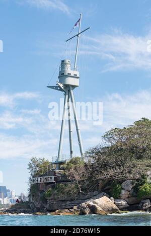 Il preemast dell'incrociatore navale HMAS Sydney a Bradley's. Head in Sydney Harbour è un monumento a tutti gli australiani navi e marinai hanno perso in conflitto Foto Stock