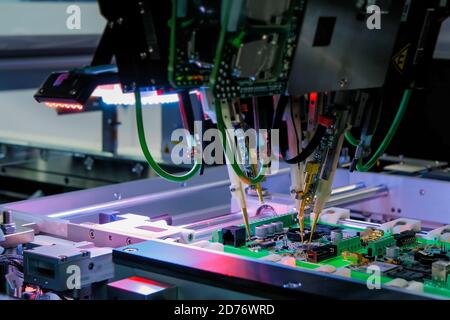 Apparecchiatura per macchine di automazione per test di qualità di schede a circuito stampato - test con sonda volante in fabbrica. Tecnologia automatizzata, industriale, robotica Foto Stock