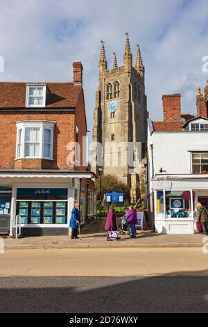 Negozi e la torre della chiesa di St Mildred sulla bella High Street a Tenterden, Kent, Regno Unito Foto Stock