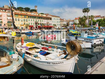 Cannes, Costa Azzurra, Costa Azzurra, Provenza, Francia. Porto di la Suquet. La città vecchia. Foto Stock