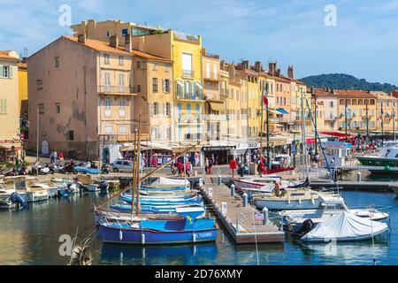 Saint-Tropez, Costa Azzurra, Costa Azzurra, Provenza, Francia. Porto, lungomare, passeggiata. Foto Stock