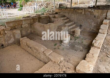 Israele, Ramat Hanadiv vicino a Zichron Yaacov. Rovine di una Bathhouse romana in un antico insediamento agricolo. Sito archeologico di Horvat Aqav a Ramat Foto Stock