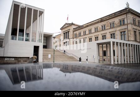 Berlino, Germania. 21 Ott 2020. I visitatori si trovano all'ingresso dell'Isola dei Musei, la James Simon Galerie, di fronte al Neues Museum. Sull'Isola dei Musei di Berlino, decine di opere d'arte sono state apparentemente deliberatamente danneggiate. Secondo i media, il danno è già avvenuto il 3 ottobre. I danni riguardano circa 70 oggetti nel Museo Pergamon, il Museo Neues, l'Alte Nationalgalerie e altri luoghi. Erano stati spruzzati con un liquido oleoso. Credit: Bernd von Jutrczenka/dpa/Alamy Live News Foto Stock