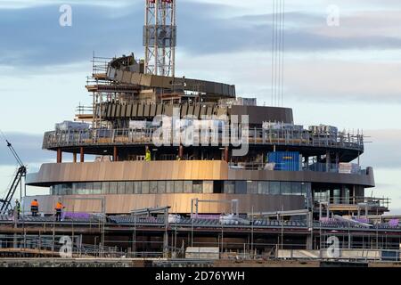 Edimburgo, Scozia, Regno Unito. 21 ottobre 2020. Vista dall'alto dei lavori di costruzione del nuovo edificio del St James Quarter nel centro di Edimburgo. Il nuovo sviluppo dispone di negozi, spazi residenziali e hotel. Nella foto è raffigurato il caratteristico profilo curvo del nuovo hotel W Edinburgh rivestito di rivestimento color rame. Iain Masterton/Alamy Live News Foto Stock