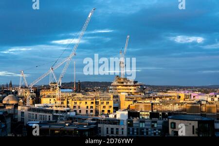 Edimburgo, Scozia, Regno Unito. 21 ottobre 2020. Vista dall'alto dei lavori di costruzione del nuovo edificio del St James Quarter nel centro di Edimburgo. Il nuovo sviluppo dispone di negozi, spazi residenziali e hotel. Nella foto è raffigurato il caratteristico profilo curvo del nuovo hotel W Edinburgh rivestito di rivestimento color rame. Iain Masterton/Alamy Live News Foto Stock