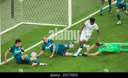 Mmanuel Bonaventure Dennis del Club Brugge segna un gol durante la UEFA Champions League, la fase di Gruppo, la partita di calcio del Gruppo F tra Zenit e il Club Foto Stock