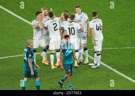 I giocatori di Lub Brugge festeggiano alla fine della UEFA Champions League, Group Stage, partita di calcio del Gruppo F tra Zenit e Club Brugge il 20 ottobre Foto Stock