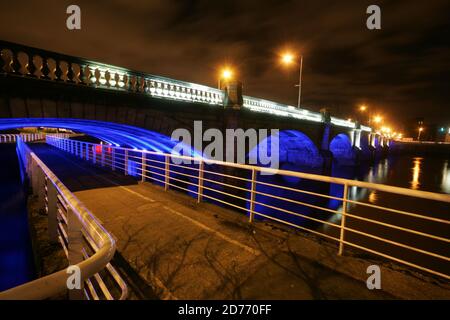 Glasgow, Scozia, Regno Unito. Ponti sul fiume Clyde di notte, George V Bridge è un ponte a tre archi sul fiume Clyde nel centro della città di Glasgow, Scozia, dal nome di Re George V. il ponte è stato progettato dall'ingegnere della città di Glasgow Thomas Somers e costruito da Melville Dundas & Whitson. Collega la zona di southside Tradeston a Oswald Street nel centro della città. Foto Stock