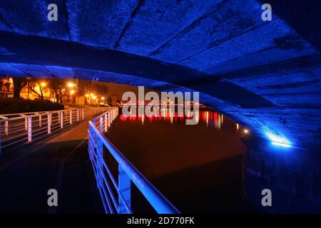 Glasgow, Scozia, Regno Unito. Ponti sul fiume Clyde di notte, George V Bridge è un ponte a tre archi sul fiume Clyde nel centro della città di Glasgow, Scozia, dal nome di Re George V. il ponte è stato progettato dall'ingegnere della città di Glasgow Thomas Somers e costruito da Melville Dundas & Whitson. Collega la zona di southside Tradeston a Oswald Street nel centro della città. Foto Stock