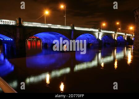 Glasgow, Scozia, Regno Unito. Ponti sul fiume Clyde di notte, George V Bridge è un ponte a tre archi sul fiume Clyde nel centro della città di Glasgow, Scozia, dal nome di Re George V. il ponte è stato progettato dall'ingegnere della città di Glasgow Thomas Somers e costruito da Melville Dundas & Whitson. Collega la zona di southside Tradeston a Oswald Street nel centro della città. Foto Stock