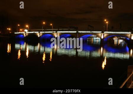 Glasgow, Scozia, Regno Unito. Ponti sul fiume Clyde di notte, George V Bridge è un ponte a tre archi sul fiume Clyde nel centro della città di Glasgow, Scozia, dal nome di Re George V. il ponte è stato progettato dall'ingegnere della città di Glasgow Thomas Somers e costruito da Melville Dundas & Whitson. Collega la zona di southside Tradeston a Oswald Street nel centro della città. Foto Stock