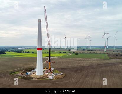 Sieversdorf, Germania. 20 Ott 2020. Una nuova turbina eolica è eretta su un campo (fotografia aerea scattata con un drone). Sullo sfondo sono le turbine eoliche dell'azienda eolica "Odervorland" nel distretto di Oder-Spree. Credit: Patrick Pleul/dpa-Zentralbild/ZB/dpa/Alamy Live News Foto Stock