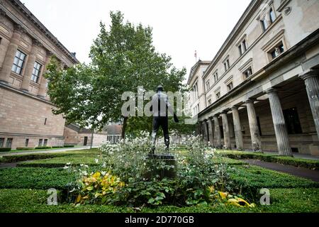 Berlino, Germania. 21 Ott 2020. Una figura maschile sorge sull'Isola dei Musei, tra l'Alte Nationalgalerie e il Neues Museum. Sull'Isola dei Musei di Berlino, decine di opere d'arte sono state apparentemente deliberatamente danneggiate. Secondo i media, il danno è già avvenuto il 3 ottobre. I danni riguardano circa 70 oggetti nel Museo Pergamon, il Museo Neues, l'Alte Nationalgalerie e altri luoghi. Erano stati spruzzati con un liquido oleoso. Credit: Bernd von Jutrczenka/dpa/Alamy Live News Foto Stock