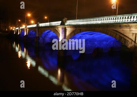 Glasgow, Scozia, Regno Unito. Ponti sul fiume Clyde di notte, George V Bridge è un ponte a tre archi sul fiume Clyde nel centro della città di Glasgow, Scozia, dal nome di Re George V. il ponte è stato progettato dall'ingegnere della città di Glasgow Thomas Somers e costruito da Melville Dundas & Whitson. Collega la zona di southside Tradeston a Oswald Street nel centro della città. Foto Stock