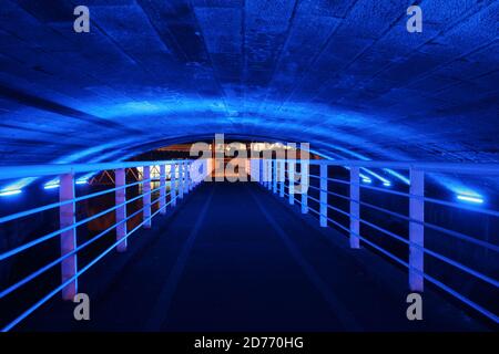 Glasgow, Scozia, Regno Unito. Ponti sul fiume Clyde di notte, George V Bridge è un ponte a tre archi sul fiume Clyde nel centro della città di Glasgow, Scozia, dal nome di Re George V. il ponte è stato progettato dall'ingegnere della città di Glasgow Thomas Somers e costruito da Melville Dundas & Whitson. Collega la zona di southside Tradeston a Oswald Street nel centro della città. Foto Stock