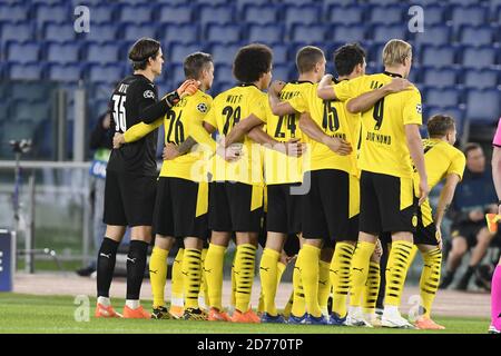 Roma, Italia. 20 Ott 2020. ROMA, ITALIA - Ottobre 20 : i giocatori di Borussia Dortmund pongono una foto prima della partita di calcio della UEFA Champions League tra SS Lazio e Borussia Dortmund allo Stadio Olimpico il 20 ottobre 2020 a Roma, Italia /LM Credit: Independent Photo Agency/Alamy Live News Foto Stock