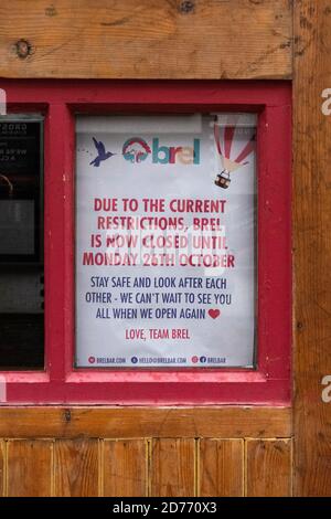 Restrizioni temporanee sull'ospitalità nella cintura centrale, Scozia - cartello fuori dal bar Brel, Ashton Lane, Glasgow, Scozia, Regno Unito Foto Stock