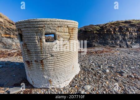 Una scatola di pill della seconda guerra mondiale sulla spiaggia di Kimmeridge sulla Jurassic Coast a Dorset, Inghilterra Foto Stock