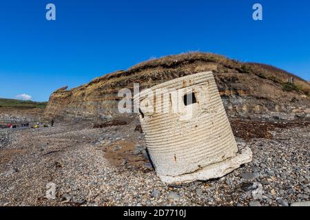 Una scatola di pill della seconda guerra mondiale sulla spiaggia di Kimmeridge sulla Jurassic Coast a Dorset, Inghilterra Foto Stock