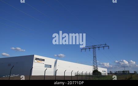 Osterweddingen, Germania. 07 settembre 2020. Vista esterna del nuovo centro logistico Amazon. Credit: Ronny Hartmann/dpa-Zentralbild/ZB/dpa/Alamy Live News Foto Stock