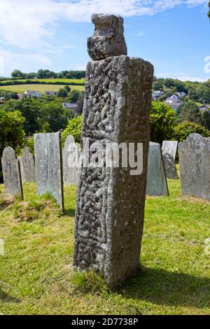 I resti di una vecchia croce di pietra celtica con lati scolpiti, (che si ritiene sia data dal re Alfred nel 9 ° secolo), Chiesa di San Neot, San Neot, Cornovaglia, Foto Stock