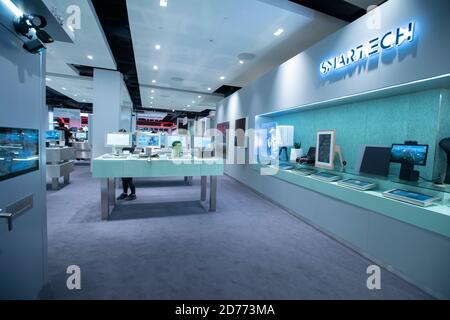 Selfridges London, UK, 25 novembre 2019: Grande magazzino di Technology Home & Tech Selfridges nel cuore di Oxford Street Foto Stock