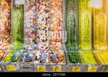 Fagioli di gelatina assortiti colorati di nero, rosso, verde, giallo e arancio, sfondo dolce negozio di caramelle Foto Stock