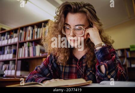 Sesto studente di forma che lavora nella biblioteca del college al Thetford Sesto Centro forma a Norfolk. 15 marzo 1993. Foto: Neil Turner Foto Stock