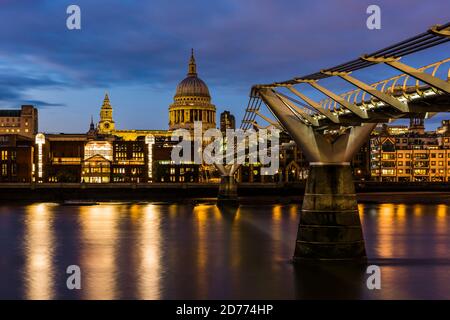 Luci di notte sul Tamigi al Millennium Bridge, Londra, Regno Unito Foto Stock