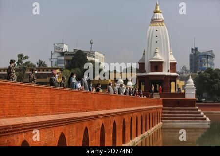 Kathmandu, Nepal. 21 Ott 2020. Funzionari nepali partecipano alla cerimonia di inaugurazione di Rani Pokhari (Queen's Pond), che è stato danneggiato nel terremoto del 2015, a Kathmandu, Nepal, il 21 ottobre 2020. Credit: Sulav Shrestha/Xinhua/Alamy Live News Foto Stock