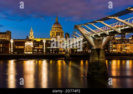 Si illumina sul Tamigi al Millennium Bridge, Londra, Regno Unito Foto Stock