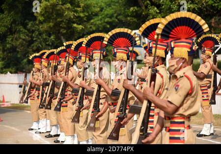 Guwahati, Assam, India. 20 Ott 2020. La polizia di Assam dà le armi slitte durante la giornata di commemorazione della polizia a Guwahati Assam India mercoledì 21 ottobre 2020. Il 21 ottobre si celebra la Giornata annuale delle Commissioni di polizia dell'India, per ricordare e rispettare i poliziotti e il personale di sicurezza uccisi in tutta l'India. Credit: Dasarath Deka/ZUMA Wire/Alamy Live News Foto Stock