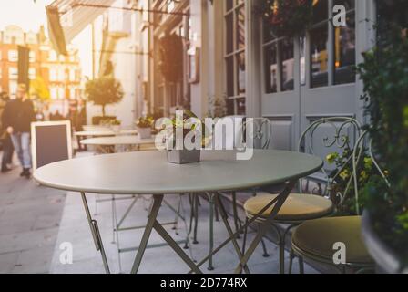 Caffè vuoto e terrazza ristorante con tavoli e sedie in londra Foto Stock