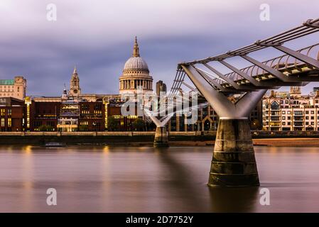 Tramonto sul Tamigi al Millennium Bridge, Londra, Regno Unito Foto Stock