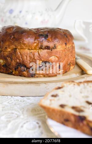 Barmbrack o Bairin Breac un tradizionale pane di frutta irlandese mangiato Con tè pomeridiano e tradizionalmente servito ad Halloween Foto Stock