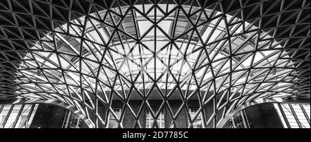 Immagine panoramica in bianco e nero del tetto della stazione di King Cross Foto Stock