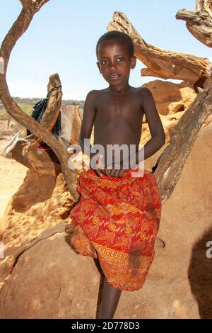 Ragazzo della tribù dei Samburu. I Samburu sono un popolo nilotico del Kenya centro-settentrionale. I samburu sono pastori semi-nomadi che allevano principalmente bestiame Foto Stock