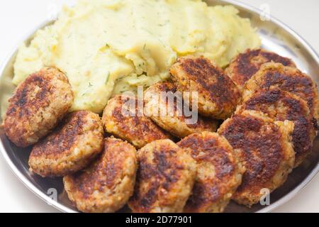 Closeup di piatto con purè di patate e tagli Foto Stock