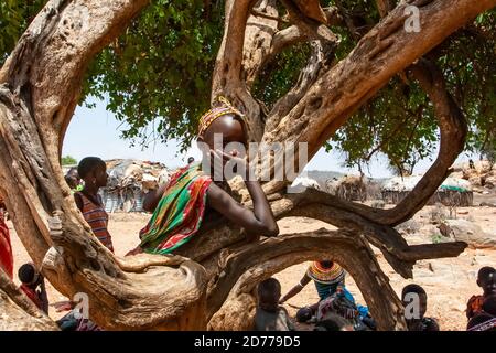 Ragazzo della tribù dei Samburu. I Samburu sono un popolo nilotico del Kenya centro-settentrionale. I samburu sono pastori semi-nomadi che allevano principalmente bestiame Foto Stock