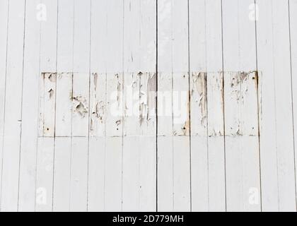Recinzione bianca in cui è stata rimossa la segnaletica aziendale lasciando esposta la vernice. Per chiusure di attività nel Regno Unito Covid 19, vittima al dettaglio Covid. Foto Stock
