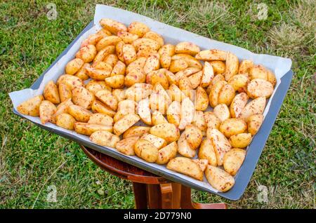 Patate crude tritate su una teglia da forno. Foto Stock