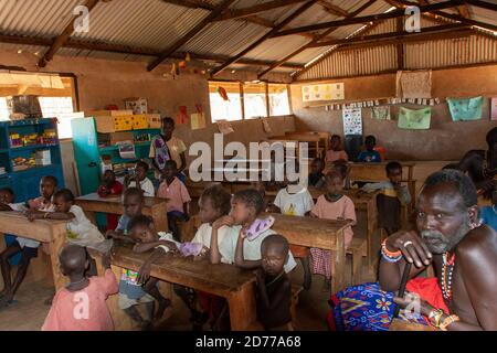 Figli della tribù dei Samburu in classe. I Samburu sono un popolo nilotico del Kenya centro-settentrionale. Samburu sono pastori semi-nomadi che mandano Foto Stock