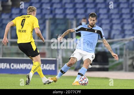 OME, ITALIA - Ottobre 20 : Erling Braut Halland(L) di Borussia Dortmund in azione contro Francesco Acerbi (R) della SS Lazio durante i campioni UEFA L Foto Stock