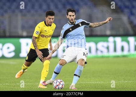 OME, ITALIA - Ottobre 20 : Jadon Sancho (L) di Borussia Dortmund in azione contro Luis Alberto (R) della SS Lazio durante il gruppo UEFA Champions League Foto Stock