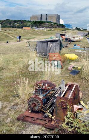 rifiuti di pesca disutilizzati a sinistra sulla spiaggia sizewell suffolk inghilterra Foto Stock