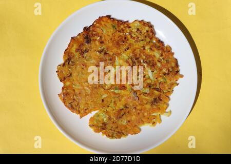 Frittella di cavolo vegetale, patta gobi ka cheela, cibo indiano Foto Stock