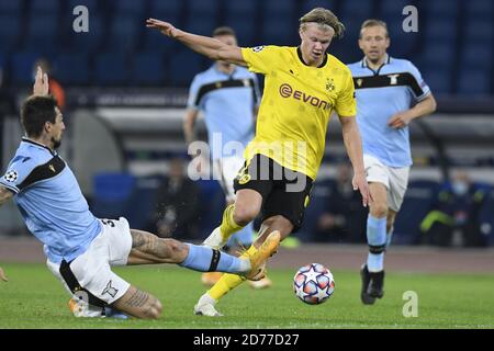 OME, ITALIA - Ottobre 20 : Francesco Acerbi ( L) della SS Lazio in azione contro Erling Braut Haaland (R) di Borussia Dortmund durante il campione UEFA Foto Stock